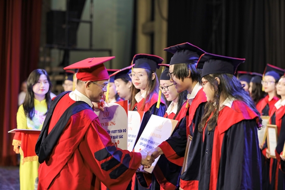 Vinh danh các thủ khoa tốt nghiệp xuất sắc 