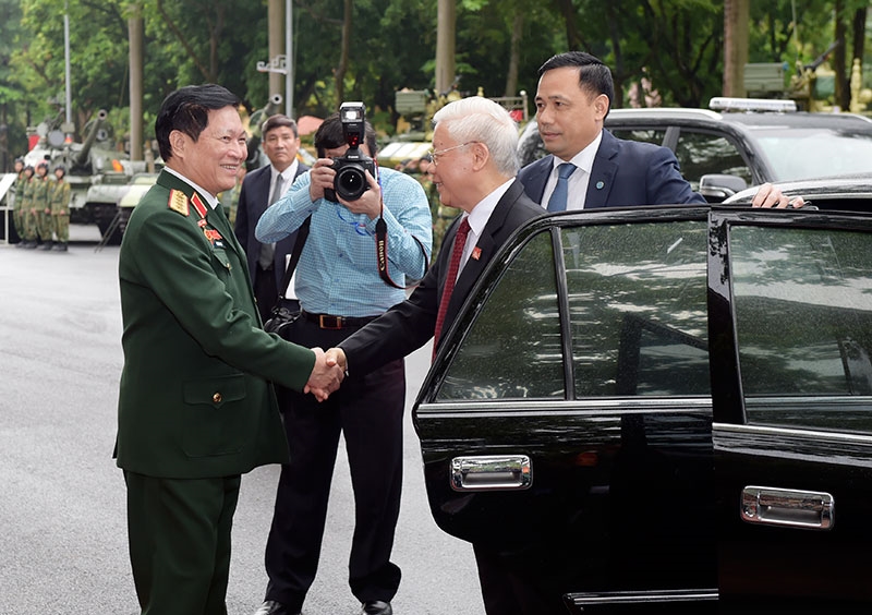 Đại tướng Ngô Xuân Lịch, Ủy viên Bộ Chính trị, Phó bí thư Quân ủy Trung ương, Bộ trưởng Bộ Quốc phòng đón Tổng Bí thư, Chủ tịch nước Nguyễn Phú Trọng.