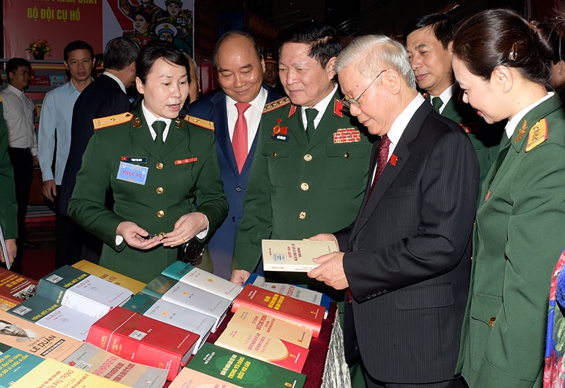 Tổng Bí thư, Chủ tịch nước Nguyễn Phú Trọng; Thủ tướng Chính phủ Nguyễn Xuân Phúc và Đại tướng Ngô Xuân Lịch tham quan gian trưng bày sách tại đại hội.