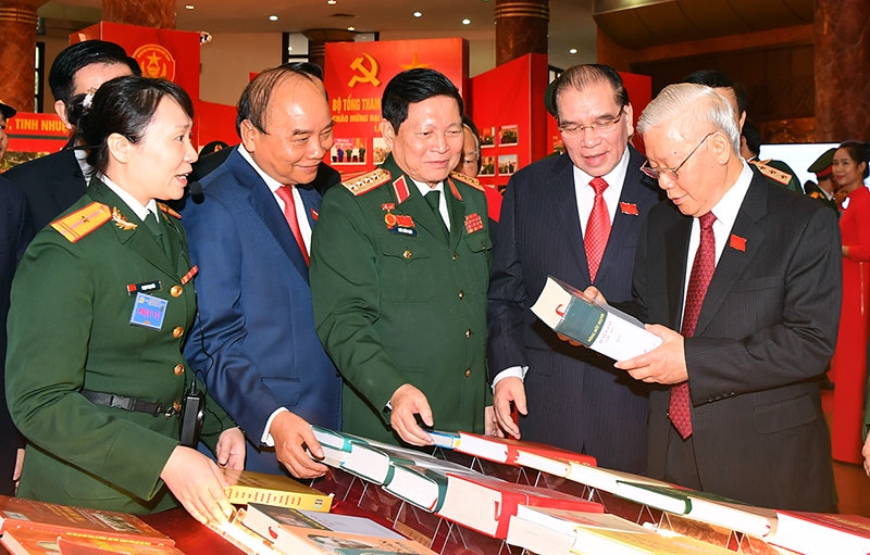 Tổng Bí thư, Chủ tịch nước Nguyễn Phú Trọng; Thủ tướng Chính phủ Nguyễn Xuân Phúc và Chủ tịch Quốc hội Nguyễn Thị Kim Ngân cùng các đại biểu nghe giới thiệu về các loại sách.