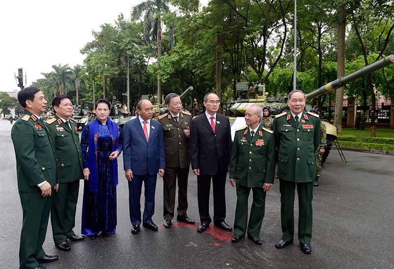 Các đại biểu trao đổi và nghe giới thiệu về các loại vũ khí, khí tài trưng bày tại đại hội.