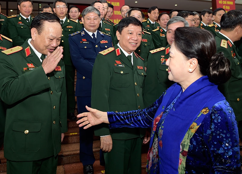Chủ tịch Quốc hội Nguyễn Thị Kim Ngân thăm hỏi, động viên các đại biểu dự đại hội.