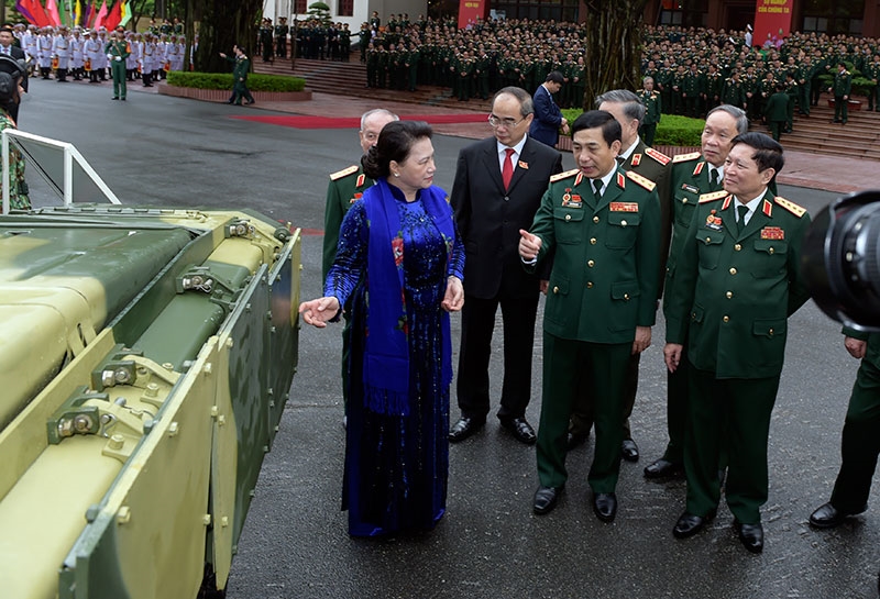 Thượng tướng Phan Văn Giang, Ủy viên Trung ương Đảng, Ủy viên Thường vụ Quân ủy Trung ương, Tổng Tham mưu trưởng, Thứ trưởng Bộ Quốc phòng giới thiệu với các đại biểu về tính năng các loại vũ khí, khí tài.