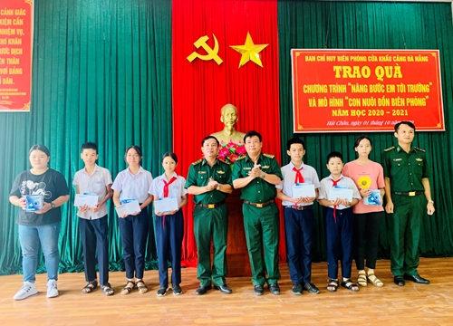 Biên phòng cửa khẩu cảng Đà Nẵng trao quà tặng học sinh nghèo vượt khó
