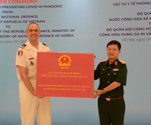 Trao tặng vật tư y tế phòng, chống dịch Covid-19 cho quân đội Pháp, Hungary và Hàn Quốc