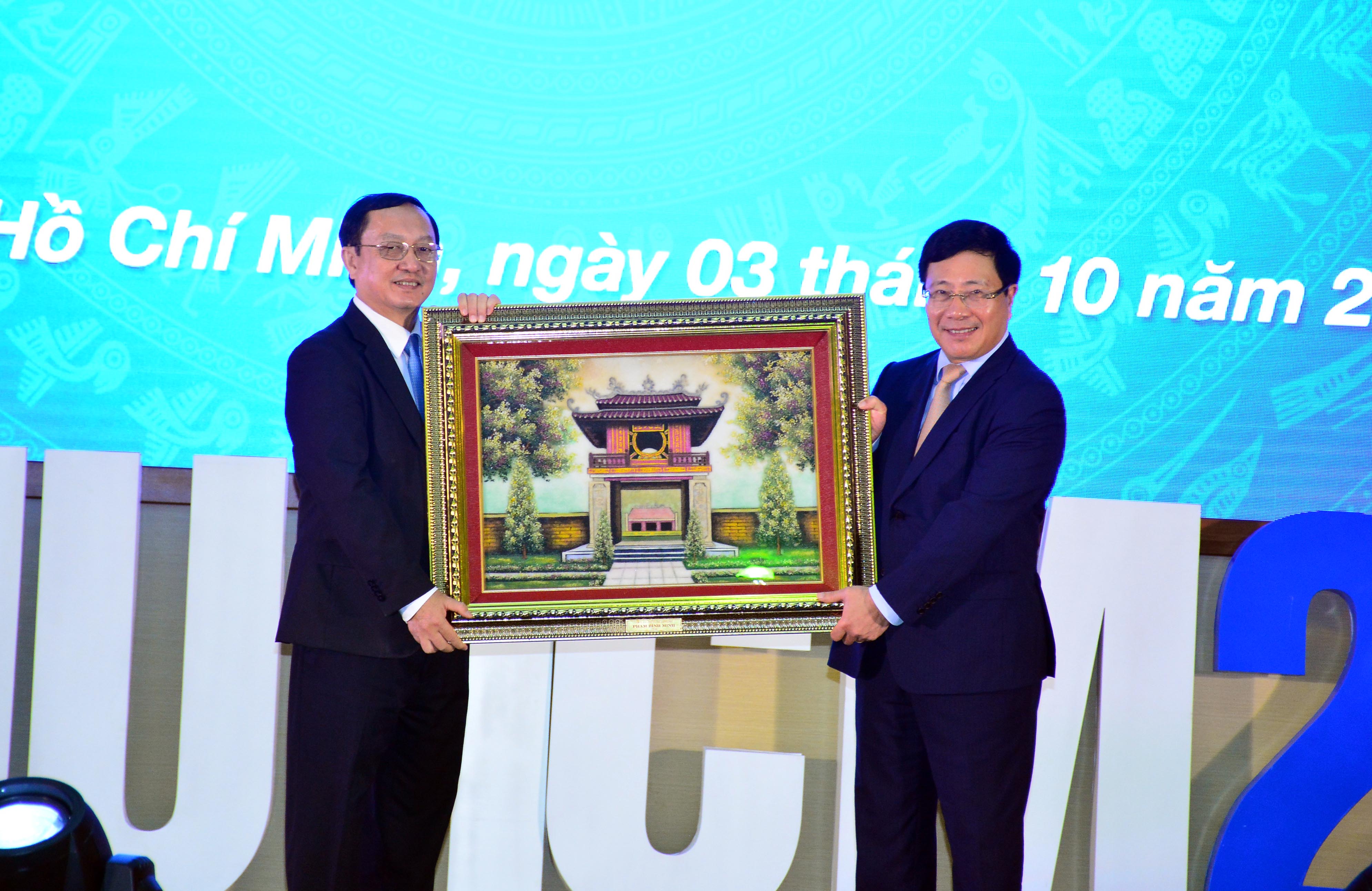 Phó thủ tướng Phạm Bình Minh dự khai khóa năm học 2020-2021 của Đại học Quốc gia TP Hồ Chí Minh 