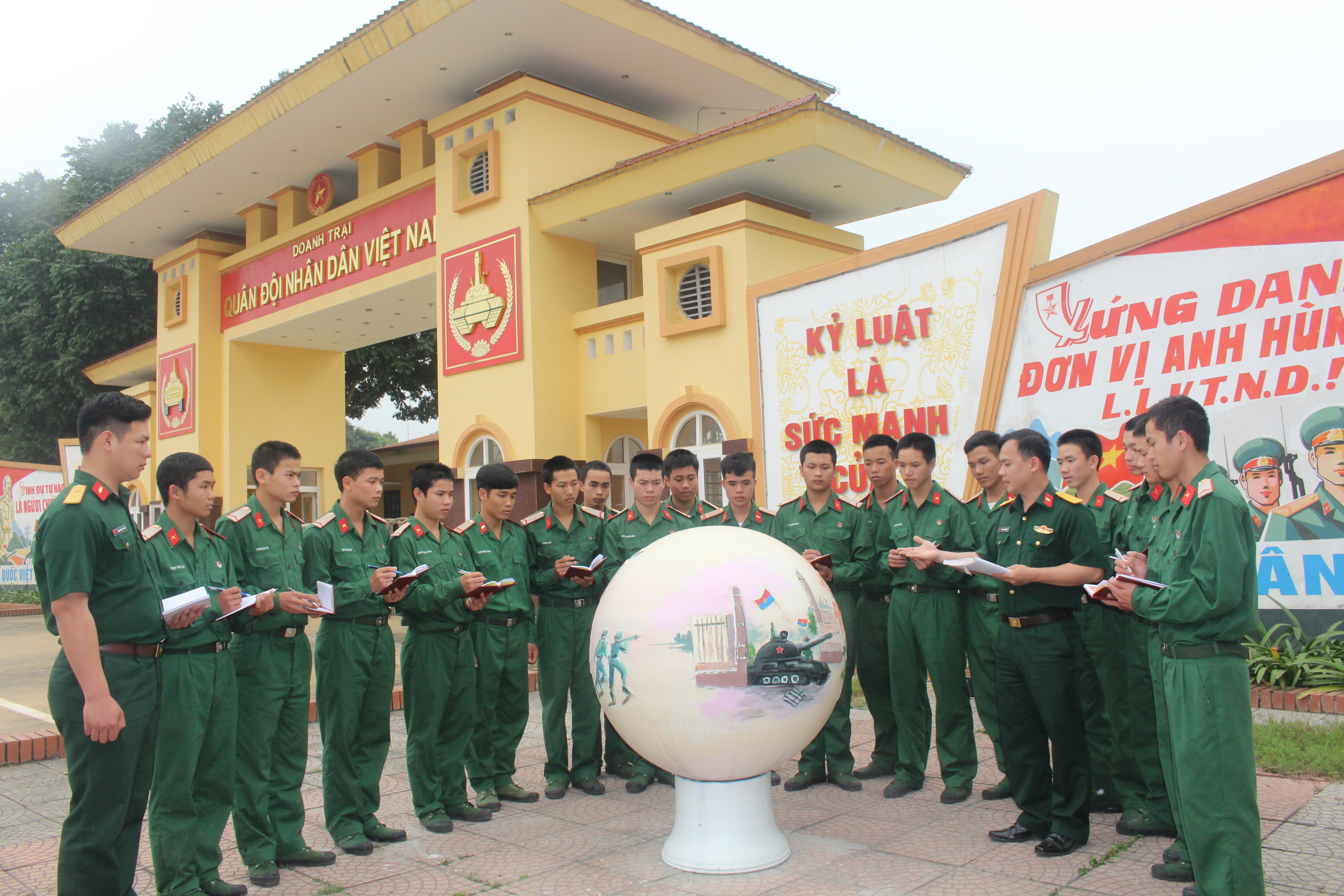 Mang tinh thần đại hội tới cán bộ, chiến sĩ