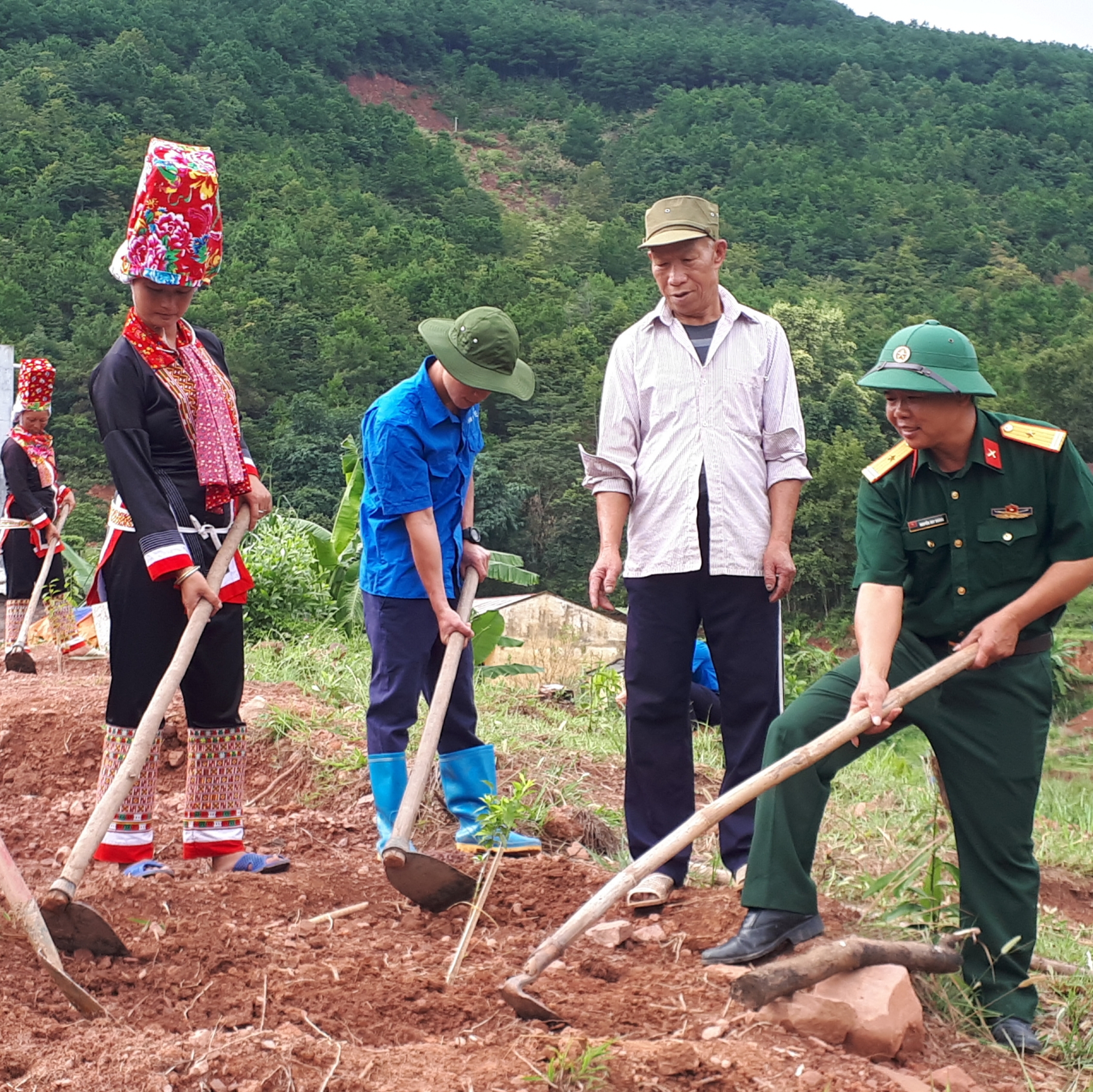 Mô hình thiết thực giúp đỡ khu dân cư biên giới