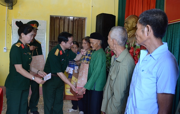 Tổng cục Hậu cần trao quà tặng các đối tượng có hoàn cảnh khó khăn