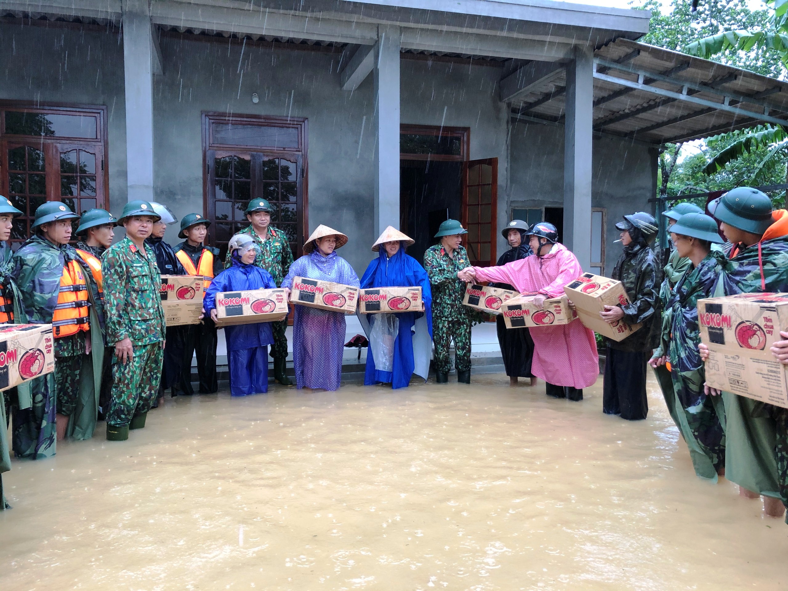 LLVT Quân khu 4 sát cánh cùng nhân dân ứng phó với mưa lũ