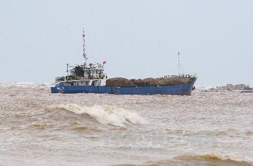 Khẩn trương cứu nạn 12 thuyền viên trên tàu mắc cạn gần Cảng Cửa Việt