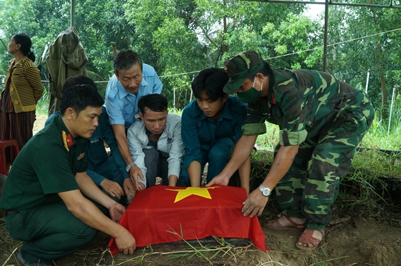 Ban chỉ huy quân sự huyện Mộ Đức (Quảng Ngãi) quy tập, bàn giao hài cốt liệt sĩ