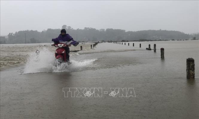 Nhiều tuyến đường ở huyện Hương Khê (Hà Tĩnh) bị sạt lở, 5 xã bị chia cắt