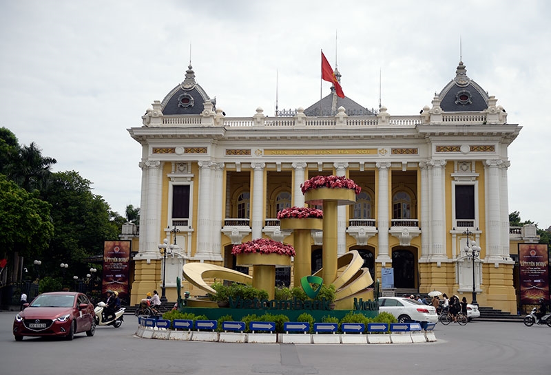 Khu vực Nhà hát Lớn cũng được trang trí bắt mắt.