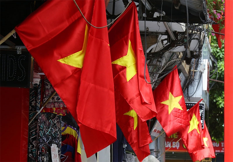 Cờ Đảng, cờ Tổ quốc được treo khắp nơi.