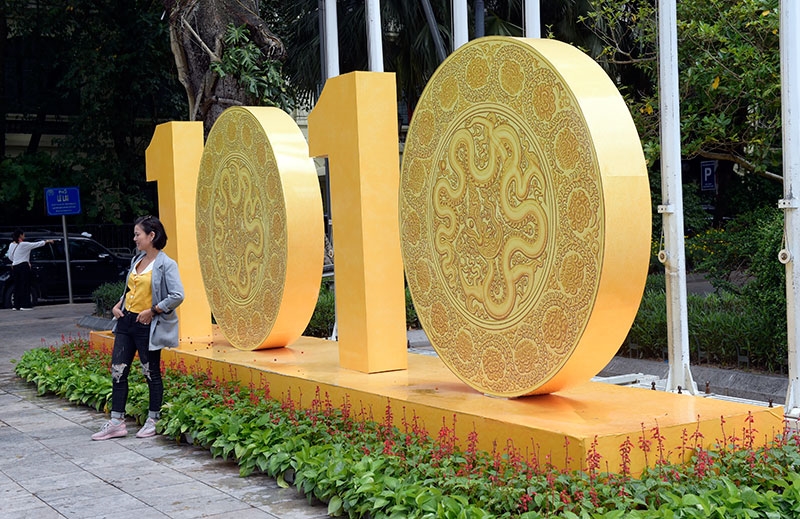 ...và chữ 1010, tượng trưng kỷ niệm 1010 năm Thăng Long - Hà Nội.