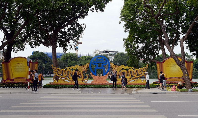 Khu vực hồ Hoàn Kiếm được trang trí với biểu tượng hình rồng...