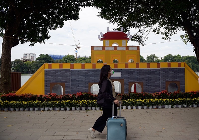 Nhiều mô hình và các hình khối với nhiều thông tin lịch sử được dựng lên ven hồ Hoàn Kiếm.