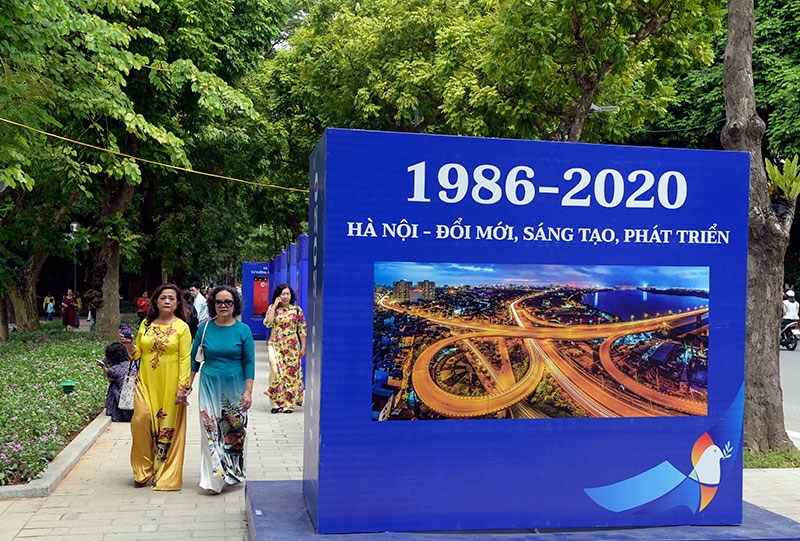 Ngoài ra, triển lãm ảnh ghi lại nhiều dấu mốc lịch sử của đất nước cũng được trưng bày tại khu vực hồ Hoàn Kiếm.