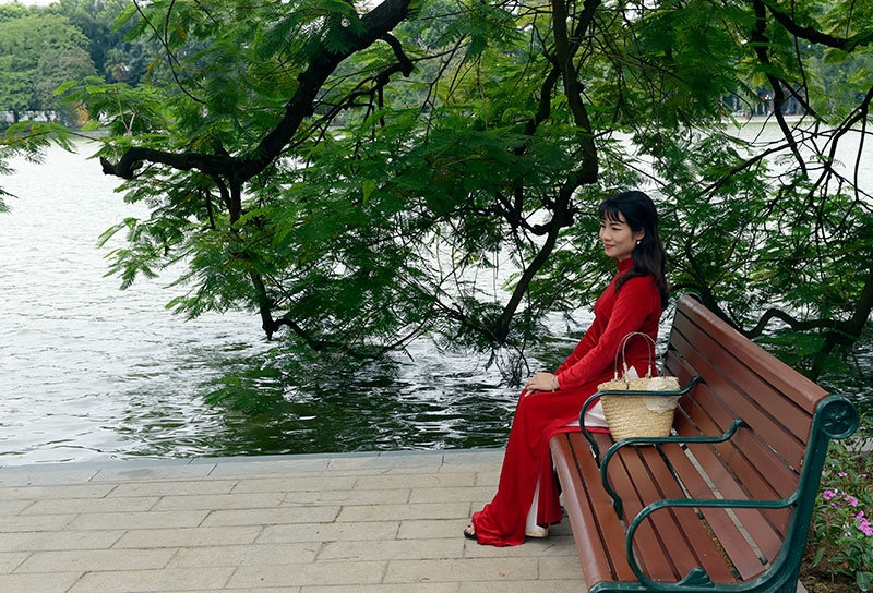 Nhiều người ra khu vực hồ Hoàn Kiếm để ghi lại những thời khắc này của Hà Nội.