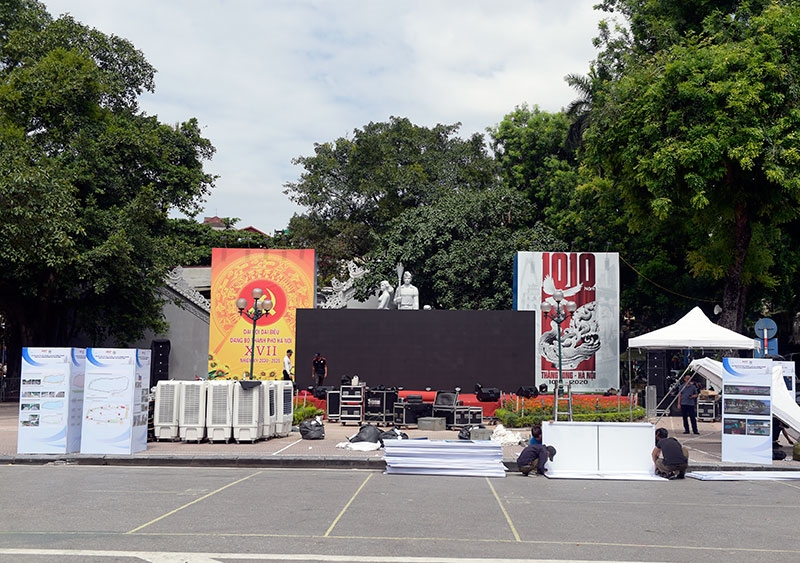 Một số sân khấu ca nhạc cũng đang được gấp rút chuẩn bị để có thể phục vụ khán giả.