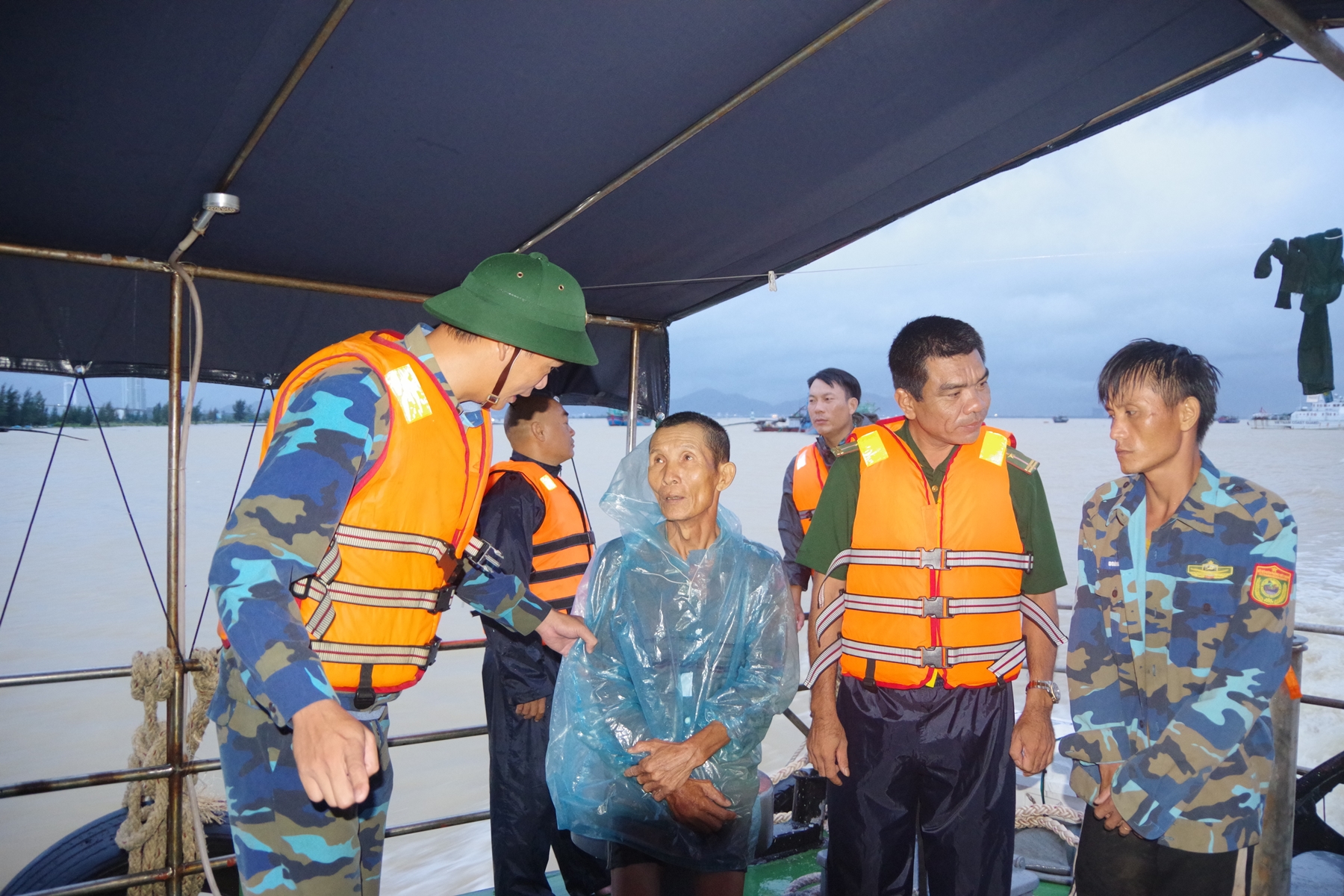 Bộ đội Biên phòng TP Đà Nẵng kịp thời cứu nạn 2 ngư dân trên biển