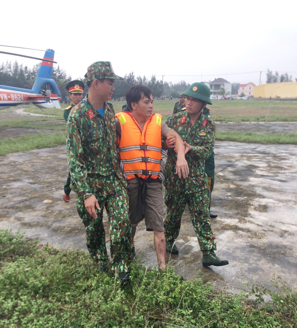 Cứu hộ thành công 6 thuyền viên mắc kẹt trên tàu Vietship 01