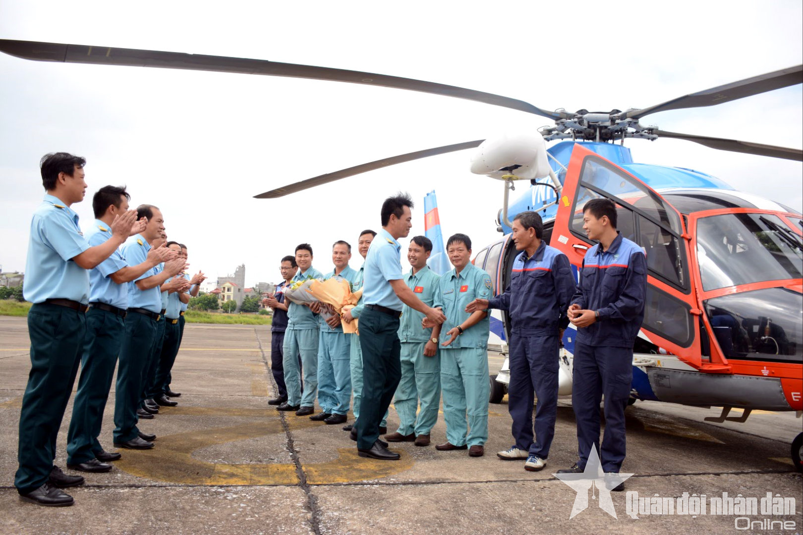 Trực thăng Binh đoàn 18 hoàn thành nhiệm vụ bay cứu hộ, cứu nạn tàu Vietship 01