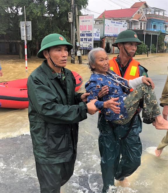LLVT Thừa Thiên - Huế tích cực giúp nhân dân khắc phục hậu quả do mưa lũ