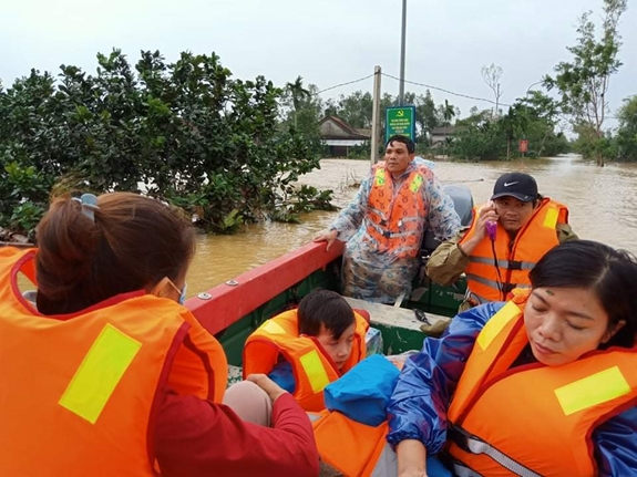 Khẩn trương sơ tán nhân dân khỏi lũ dữ