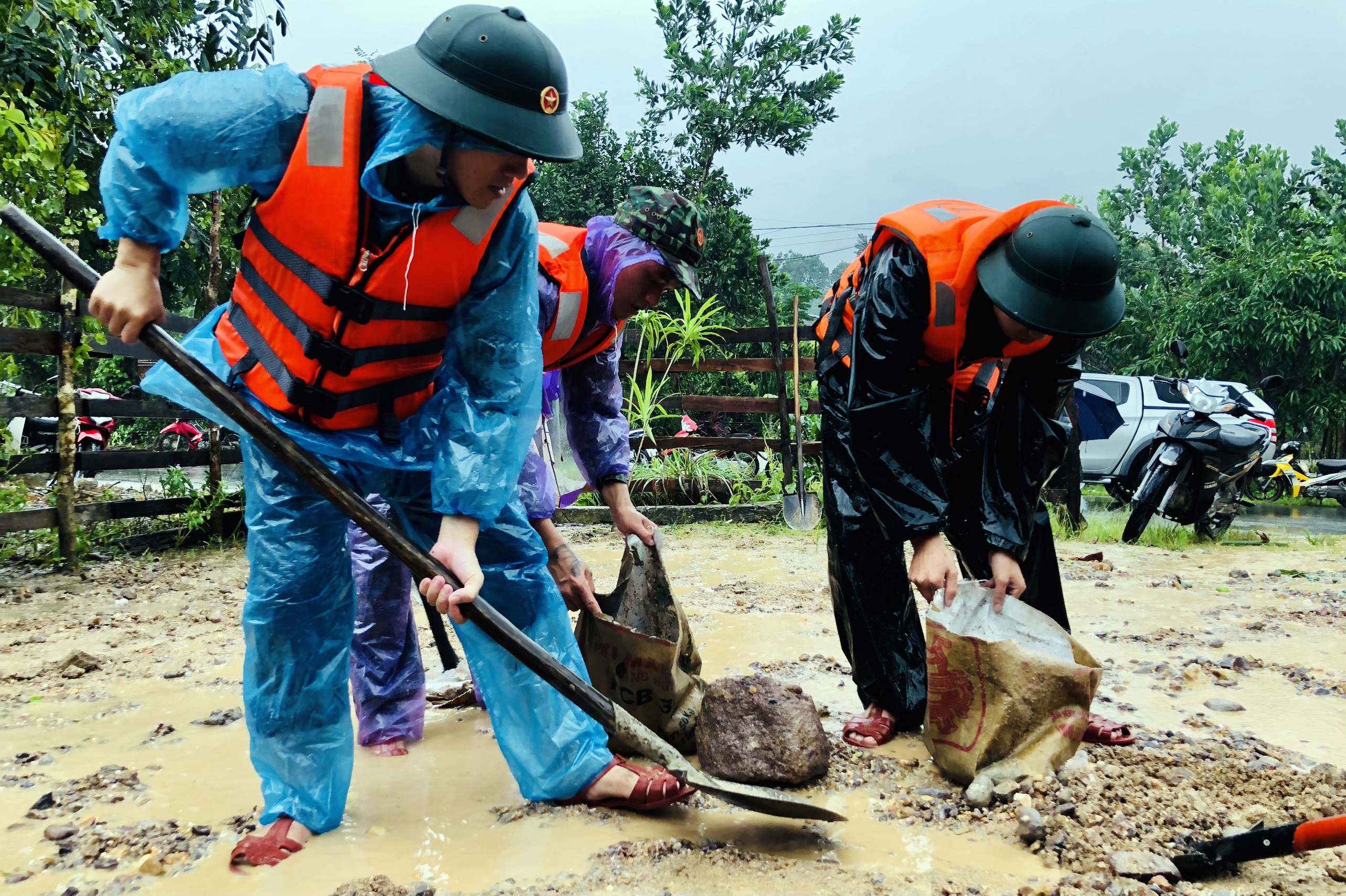 Tập trung khắc phục hậu quả mưa lũ, sẵn sàng ứng phó bão số 7