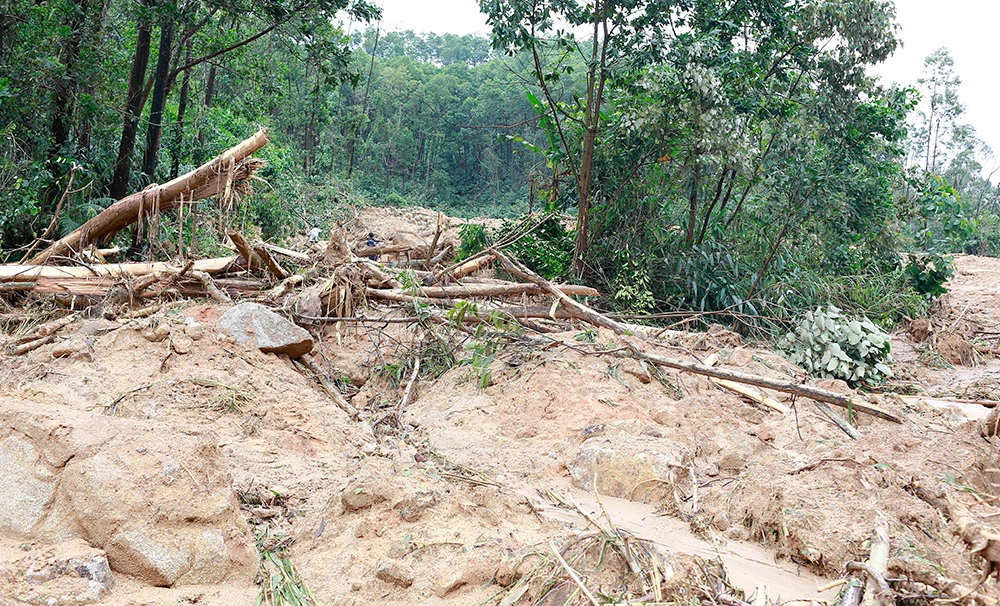 Cảnh vật ngổn ngang tại khu vực 13 cán bộ Quân khu 4, Bộ CHQS tỉnh Thừa Thiên Huế và chính quyền địa phương mất liên lạc.