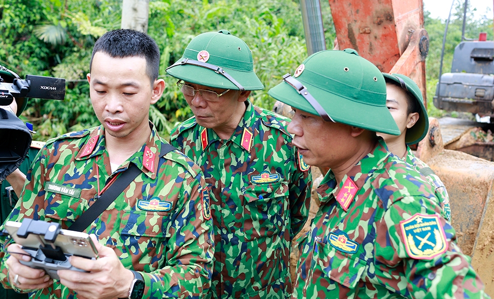 Để công tác cứu hộ-cứu nạn diễn ra thuận lợi, lực lượng chức năng đã sử dụng Flycam để trinh sát và giám sát hiện trường.