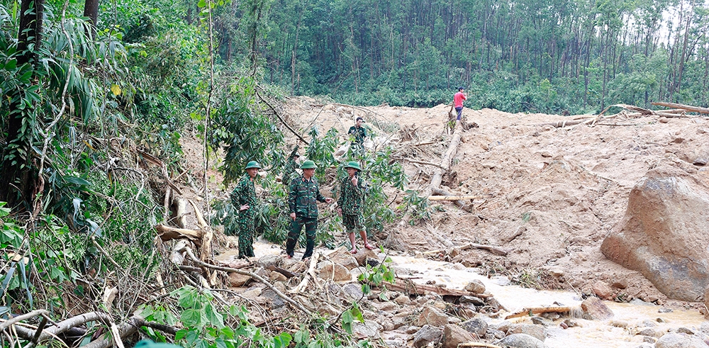 Lãnh đạo Quân khu 4 tiếp cận hiện trường để đánh giá và chuẩn bị phương án cứu hộ-cứu nạn.