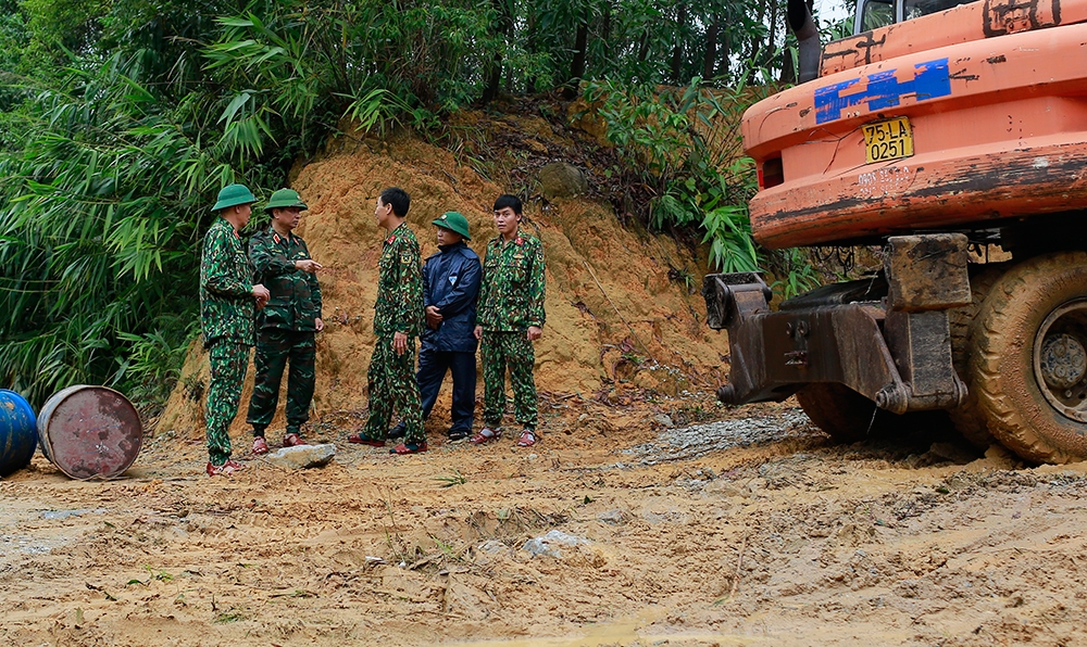 Lãnh đạo Quân khu 4 kiểm tra, chỉ đạo việc thông tuyến của lực lượng công binh.