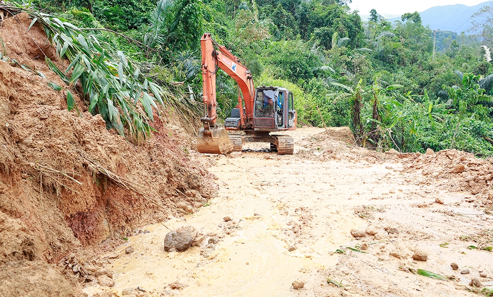 Nhiều đoạn trên tuyến đường 71 tới nhà máy thủy điện Rào Trăng 3 đã được lực lượng chức năng thông tuyến.
