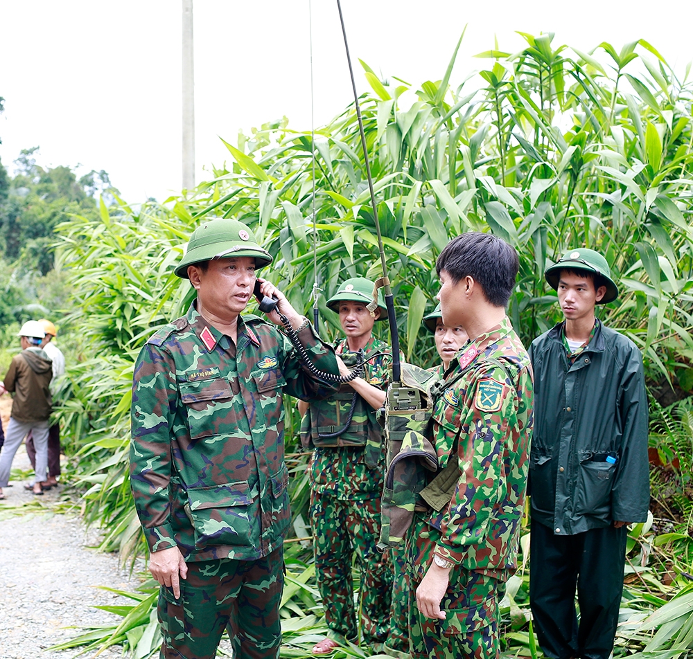 Thiếu tướng Hà Thọ Bình thường xuyên kiểm tra, đôn đốc hoạt động của các lực lượng thông qua điện đài.