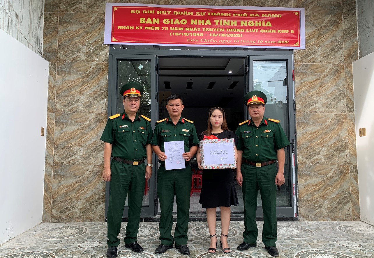 Bàn giao nhà tình nghĩa tặng gia đình quân nhân 