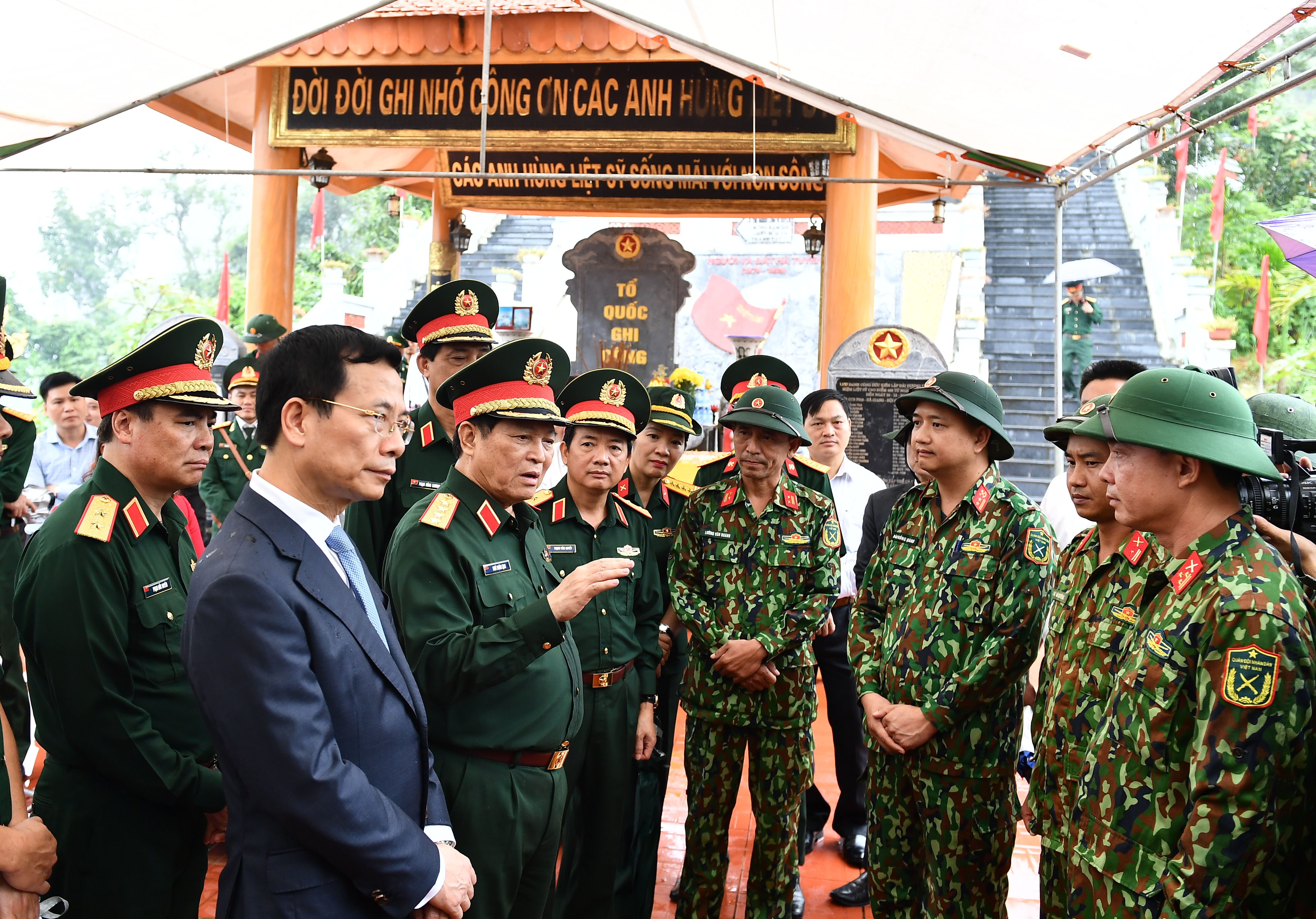 Đại tướng Ngô Xuân Lịch viếng nghĩa trang liệt sĩ, thăm, tặng quà tại Hà Giang