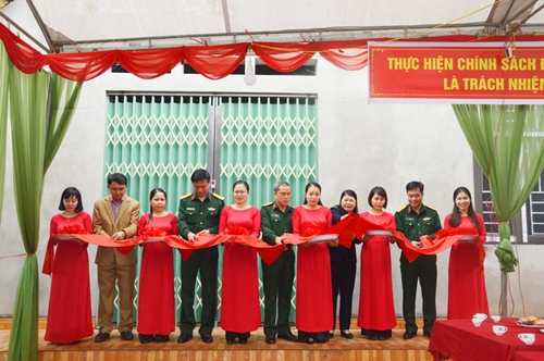 Bộ CHQS tỉnh Bắc Kạn: Bàn giao nhà tình nghĩa cho gia đình chính sách tại huyện Ngân Sơn