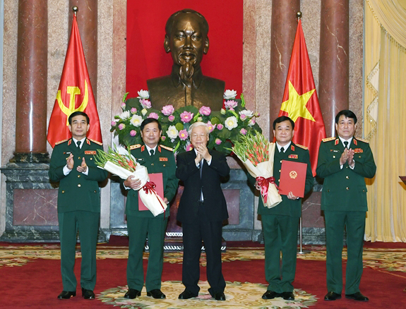 Tổng Bí thư, Chủ tịch nước Nguyễn Phú Trọng trao Quyết định thăng quân hàm Thượng tướng đối với hai sĩ quan cao cấp của Quân đội nhân dân Việt Nam