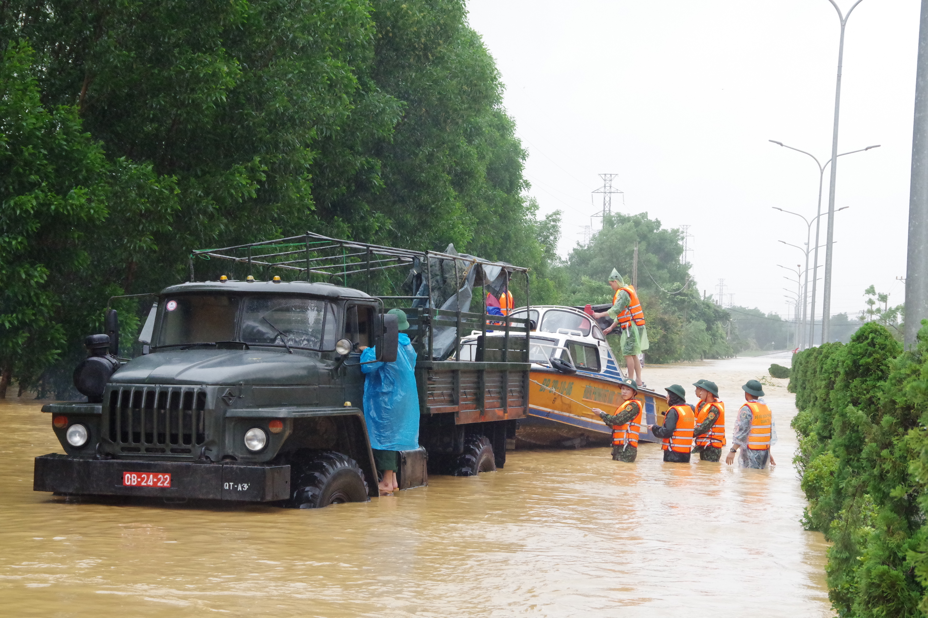 Dồn lực sơ tán nhân dân ra khỏi vùng lũ