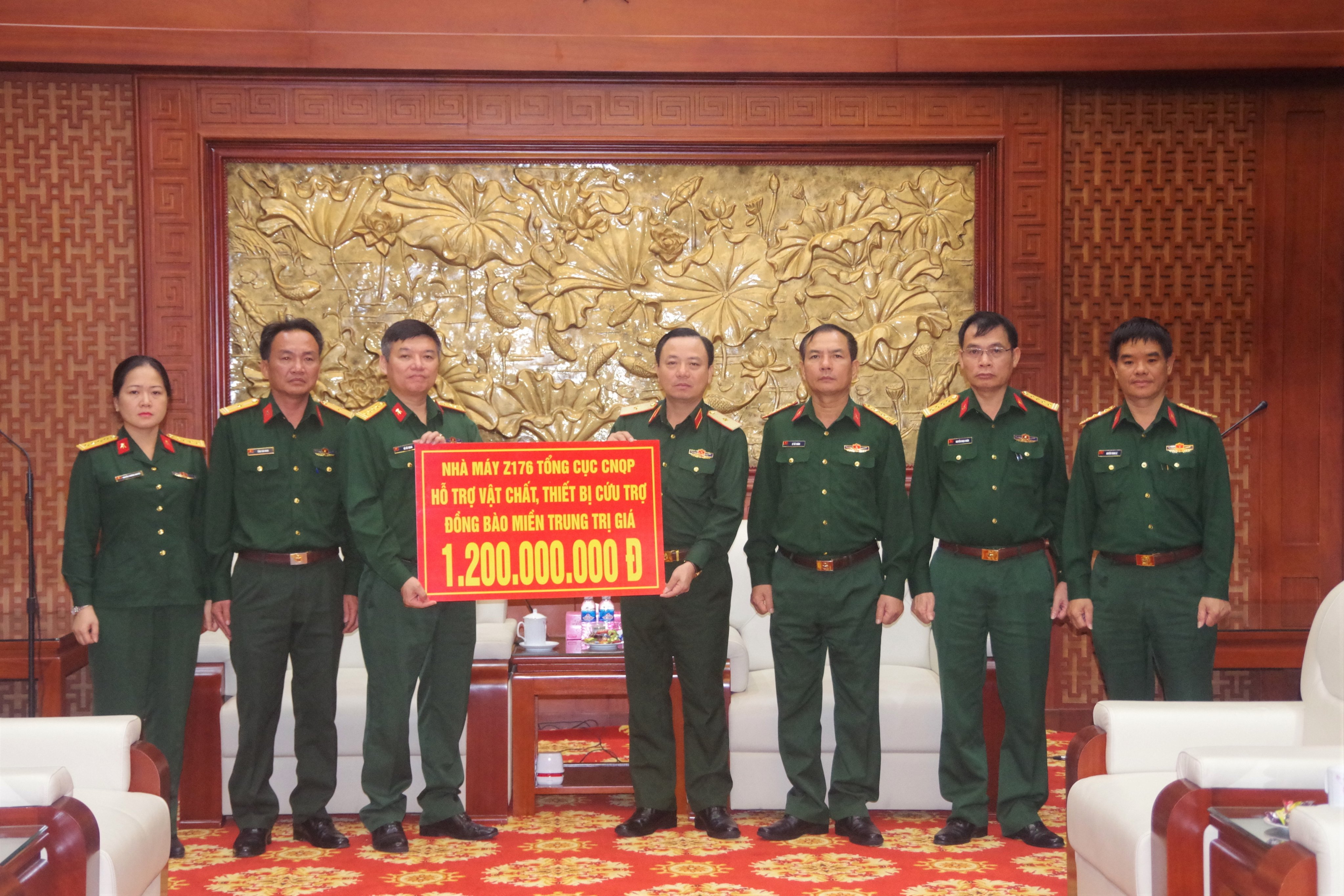 Nhà máy Z176 trao hàng cứu trợ đồng bào vùng lũ