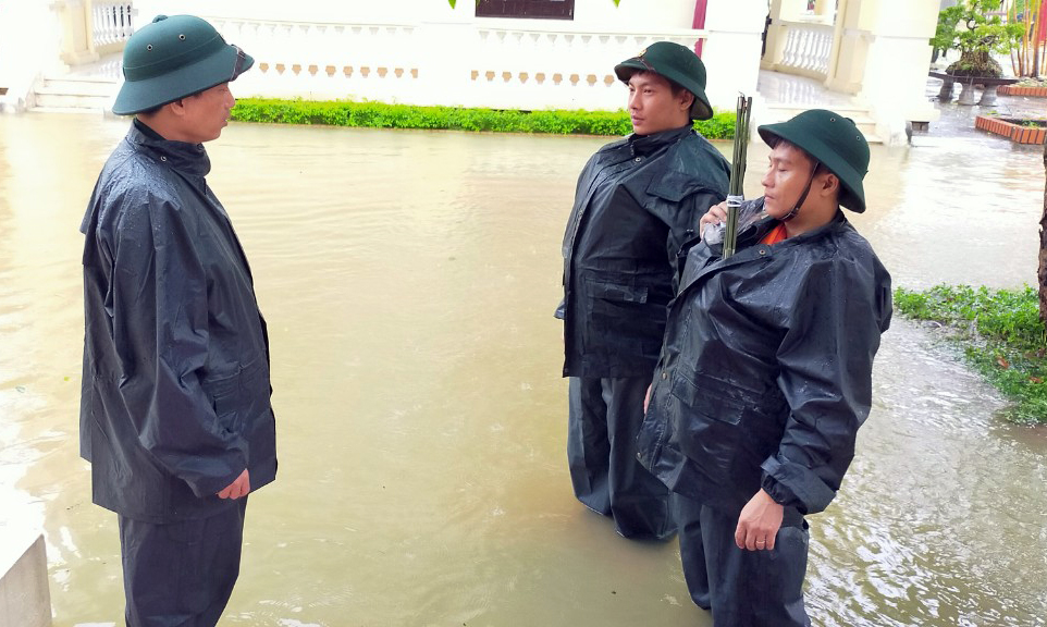 Huế tuôn nước mắt, trời tuôn mưa!