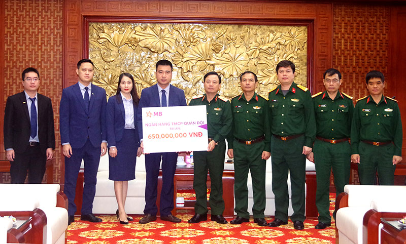 Trao 650 triệu đồng hỗ trợ gia đình các liệt sĩ hy sinh khi làm nhiệm vụ tại thủy điện Rào Trăng 3