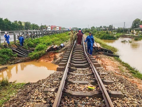 Cục Cảnh sát Giao thông kịp thời khắc phục sự cố về đường sắt do mưa bão tại miền Trung