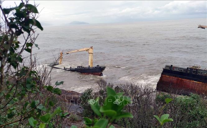 Thừa Thiên-Huế: Tàu chở hàng mắc cạn đã bị sóng đánh gãy đôi