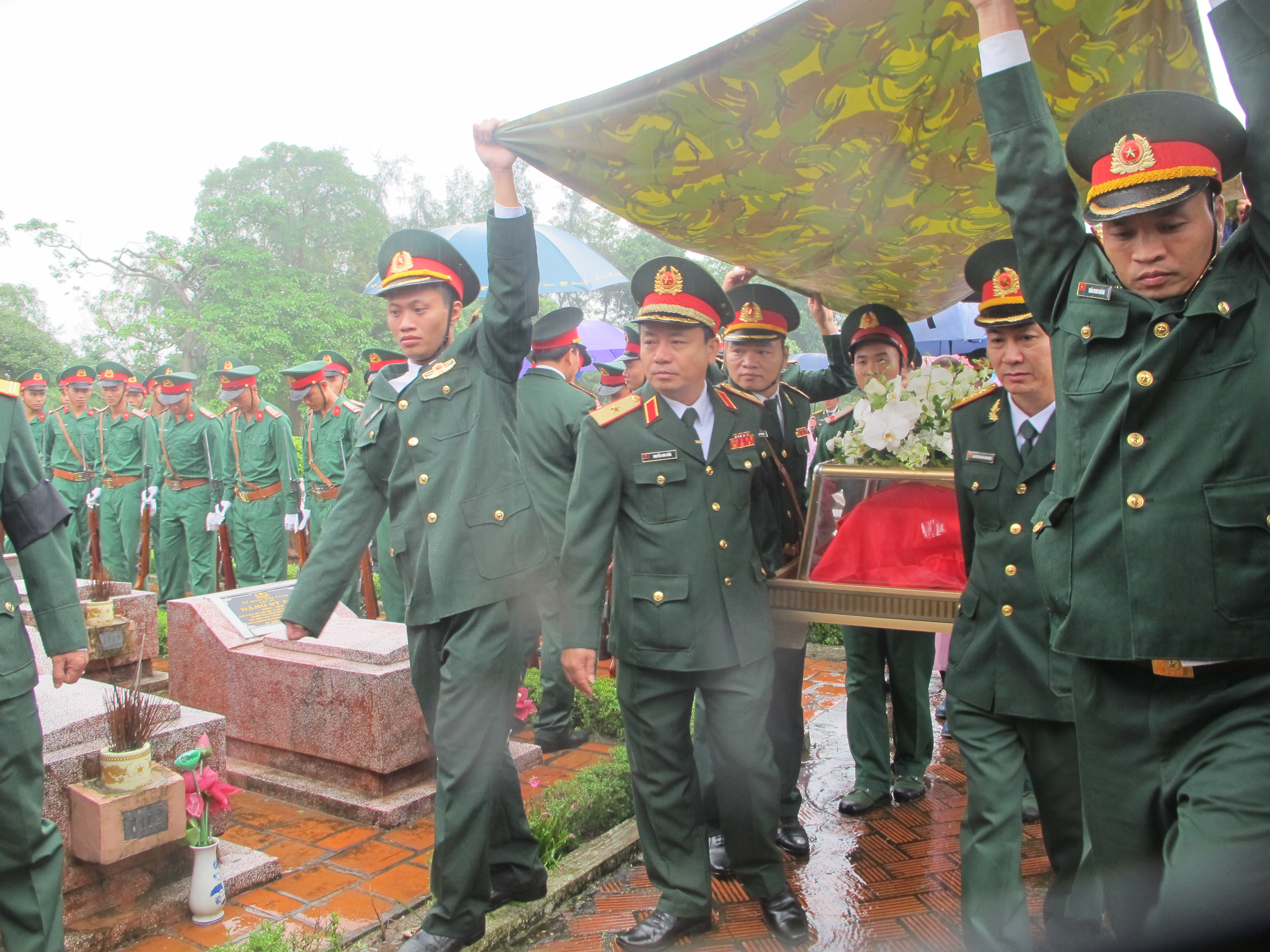 Thành phố Vinh (Nghệ An) tổ chức lễ an táng các liệt sĩ hy sinh khi làm nhiệm vụ khắc phục hậu quả lũ lụt tại tỉnh Thừa Thiên-Huế