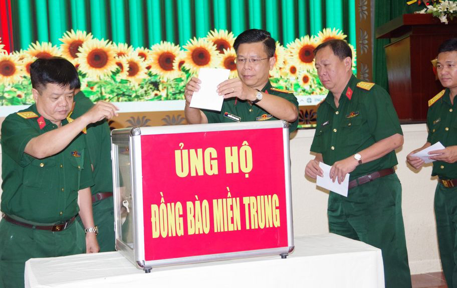 Lực lượng vũ trang TP Hồ Chí Minh quyên góp, hỗ trợ đồng bào miền Trung khắc phục thiên tai 