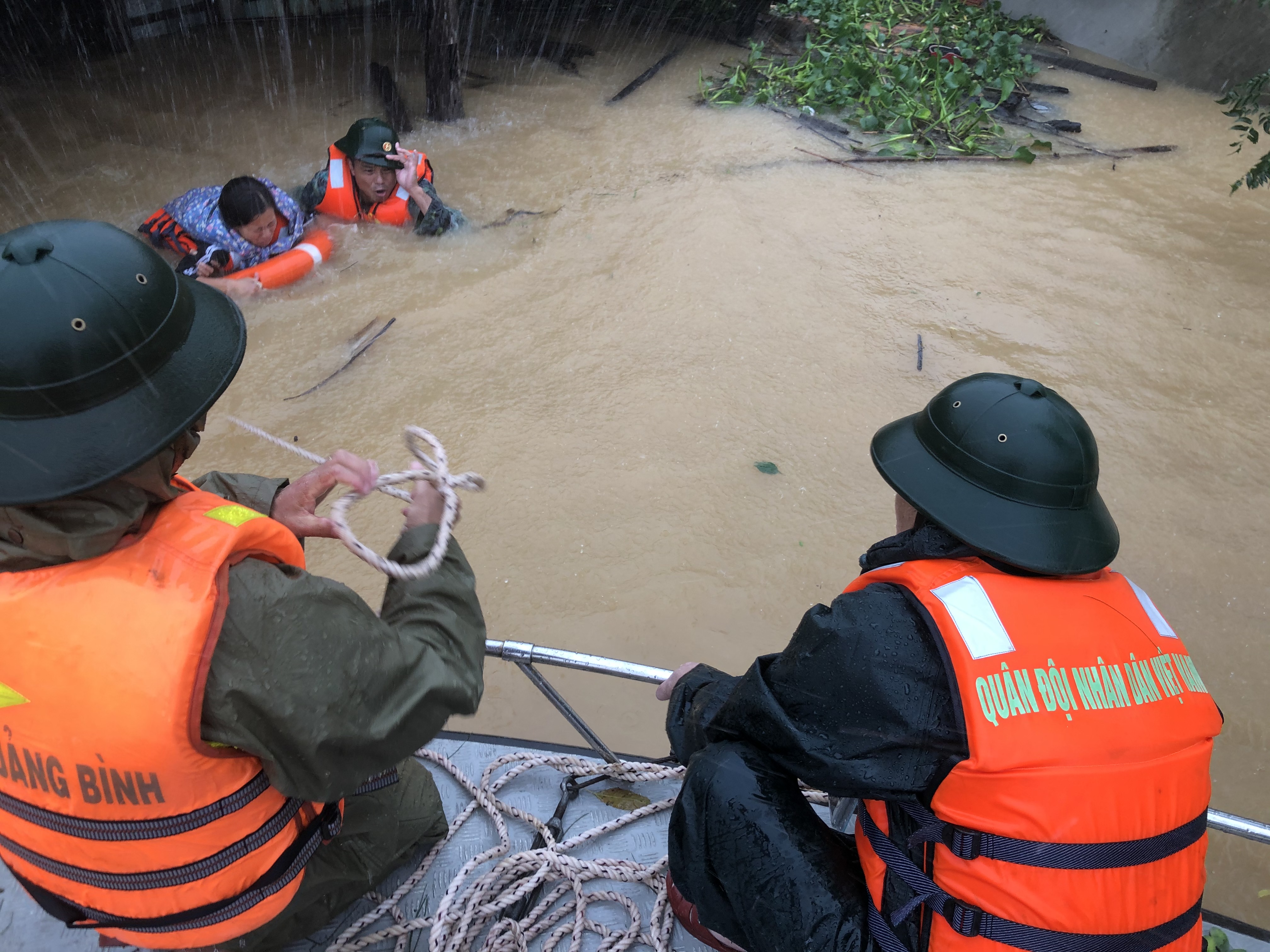 Dồn sức cứu dân trong lũ lớn